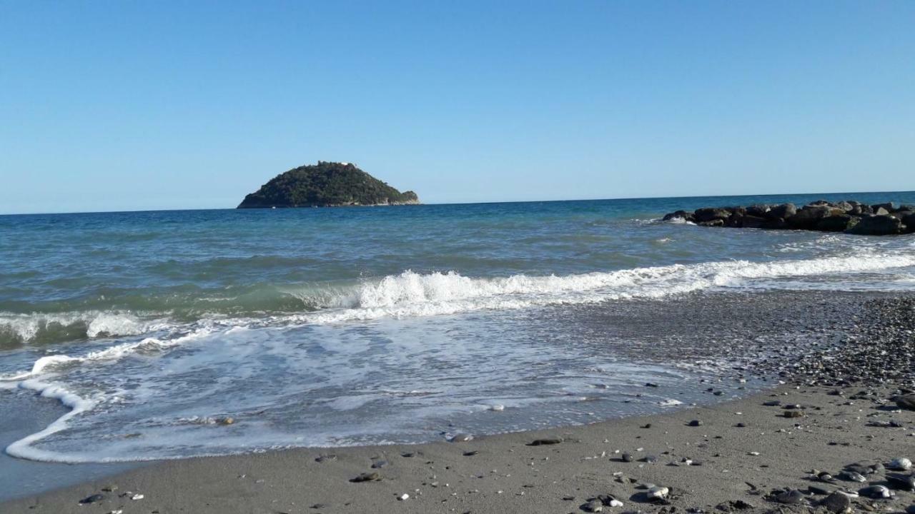 Appartamento Vista Mare Albenga Bagian luar foto